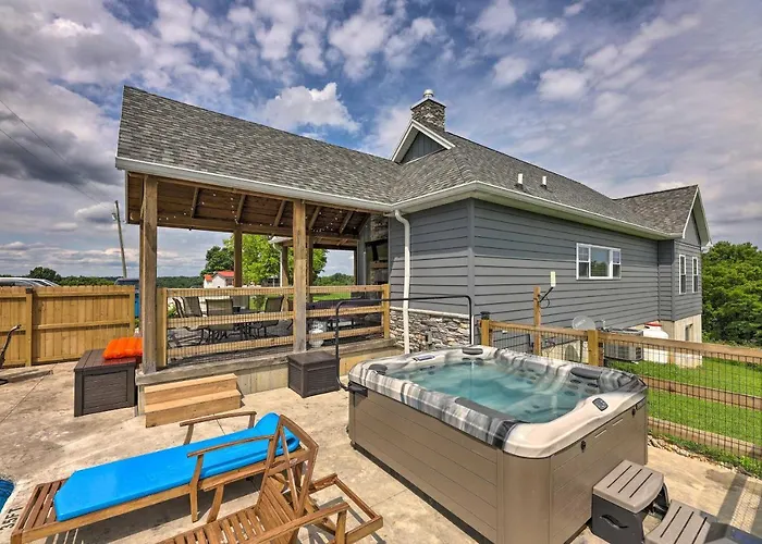 Chic Williamstown Retreat With Pool And Hot Tub!