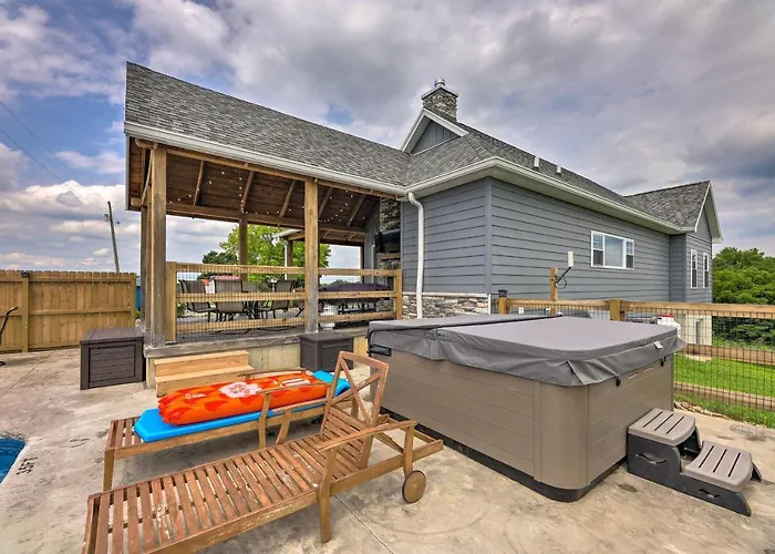Chic Williamstown Retreat With Pool And Hot Tub!