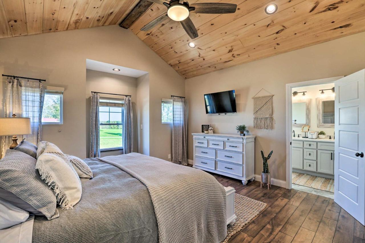 Chic Retreat With Pool And Hot Tub! Williamstown