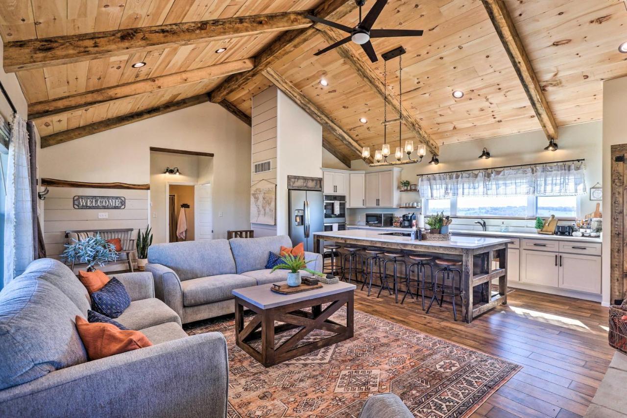 Chic Retreat With Pool And Hot Tub! Williamstown