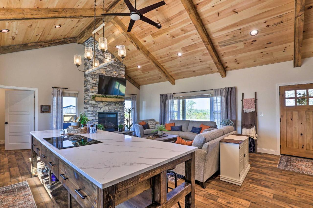 Chic Retreat With Pool And Hot Tub! *