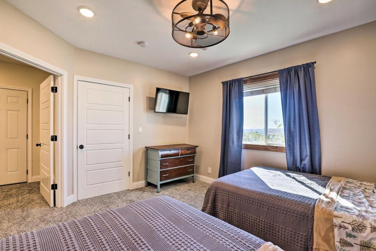 Chic Retreat With Pool And Hot Tub! Williamstown