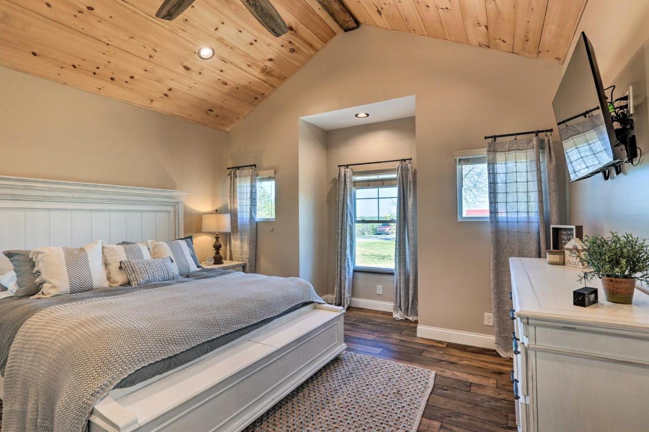 Chic Retreat With Pool And Hot Tub! Holiday home Williamstown