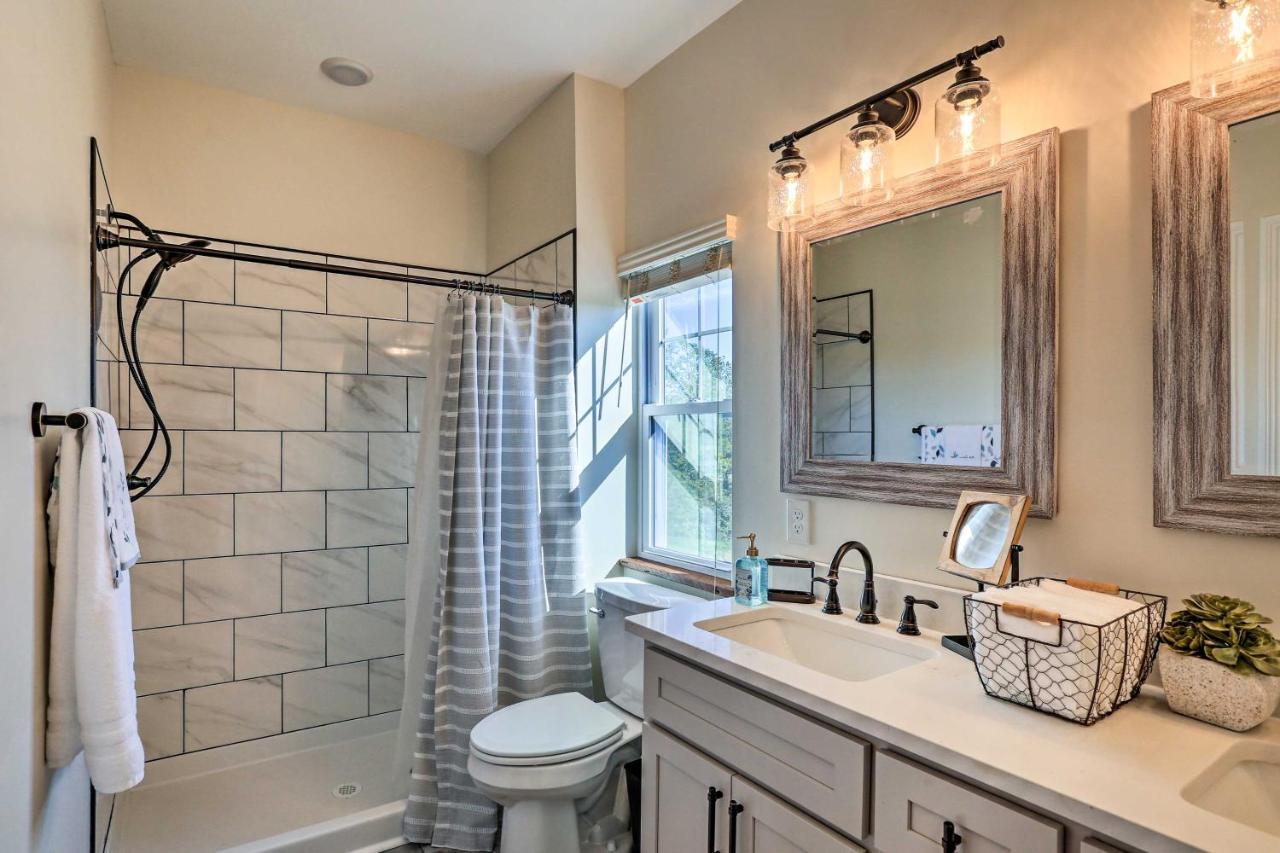 Chic Retreat With Pool And Hot Tub! * Williamstown