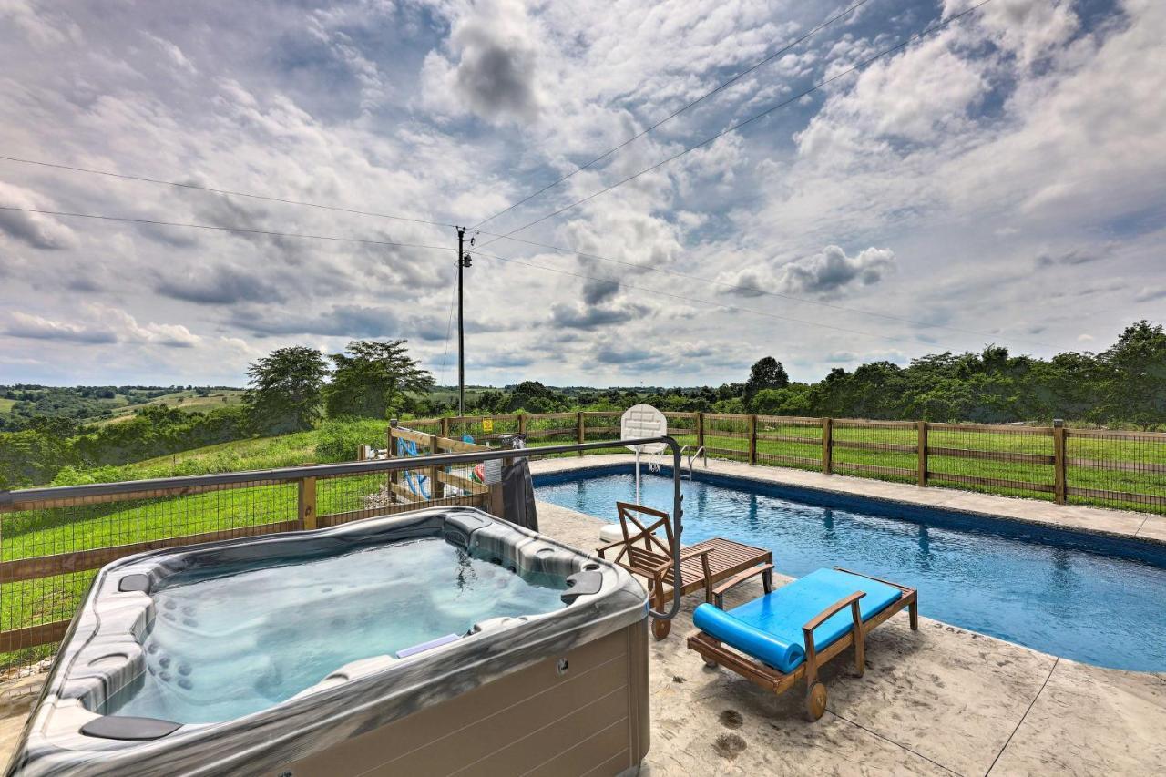 Holiday home Chic Retreat With Pool And Hot Tub!