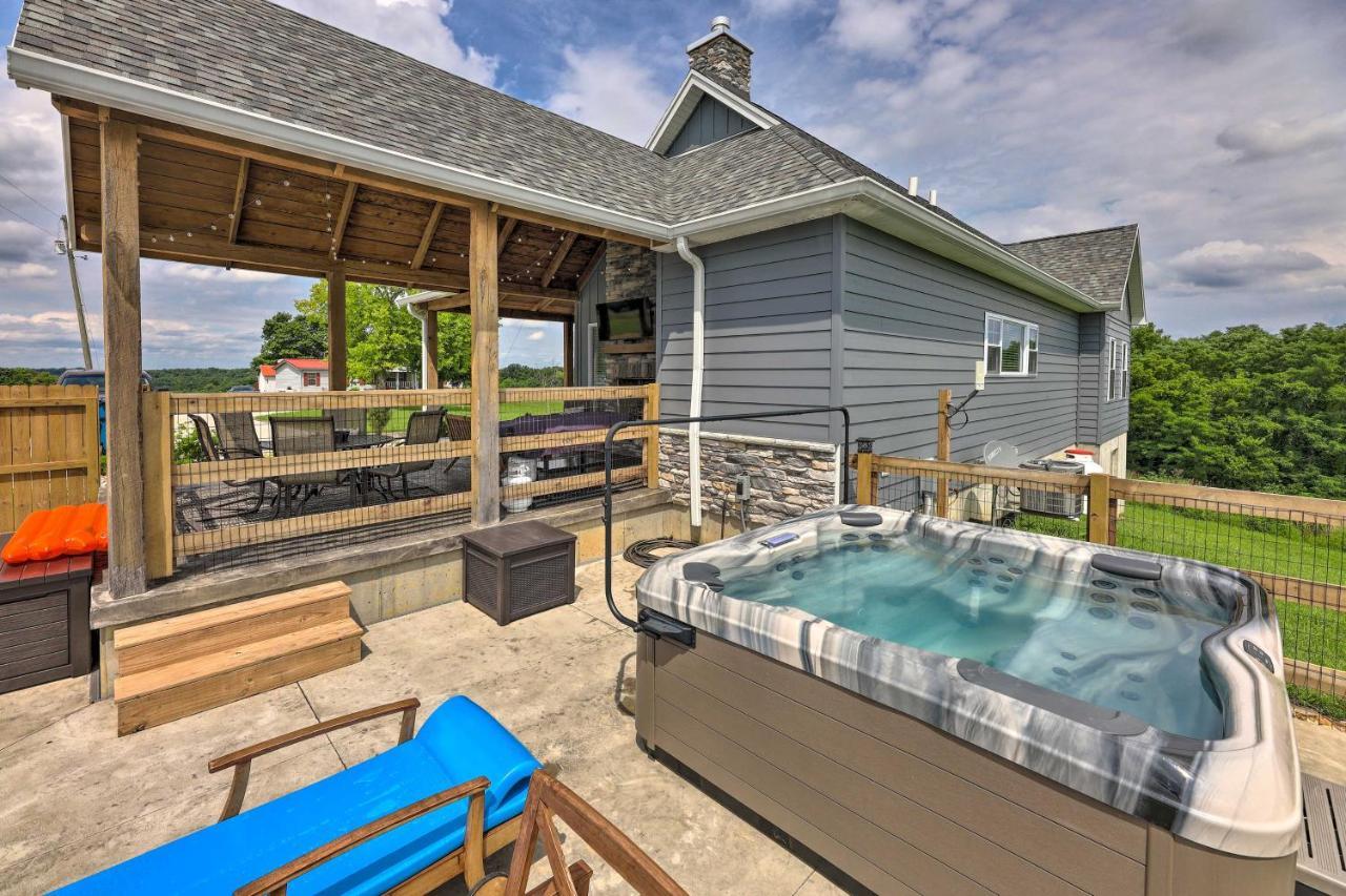 Holiday home Chic Retreat With Pool And Hot Tub!