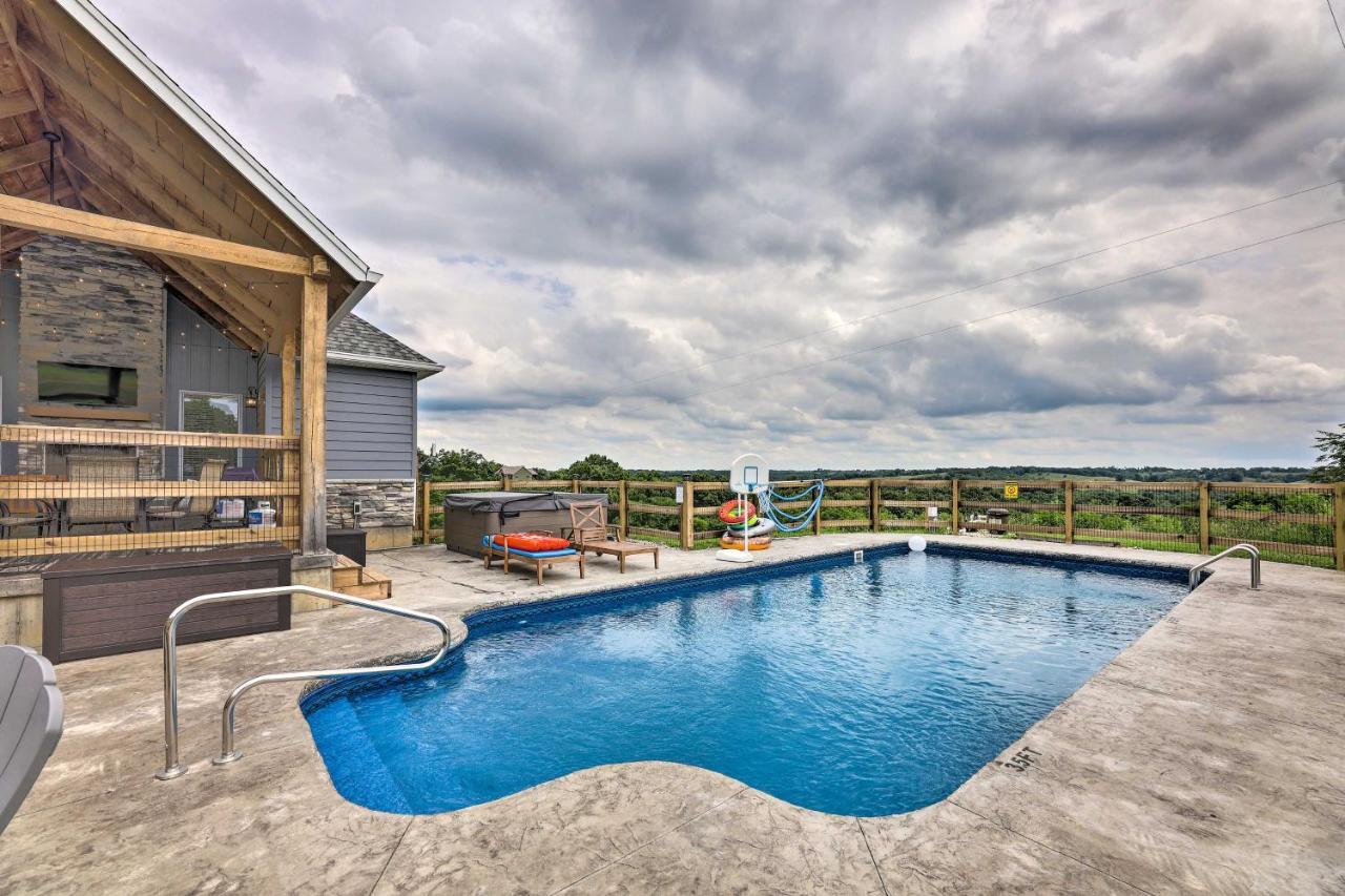 Holiday home Chic Retreat With Pool And Hot Tub!